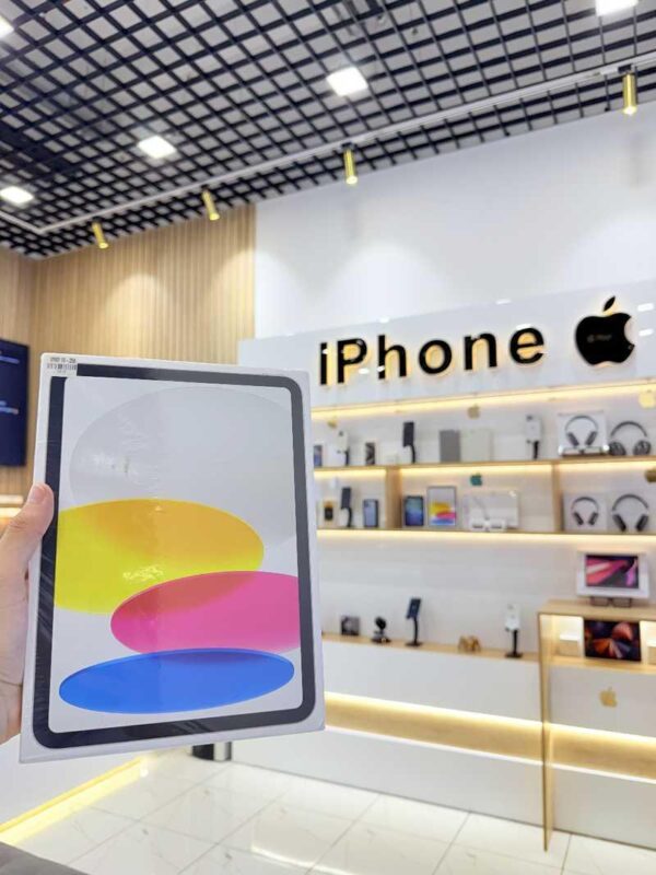 هل تبحث عن هدية تقنية فاخرة؟ هل تختار iPhone 15 Pro Max أم iPad Apple الجيل العاشر؟